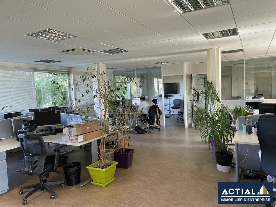 Location-Bureau-160.5m²-REZE-photo-1