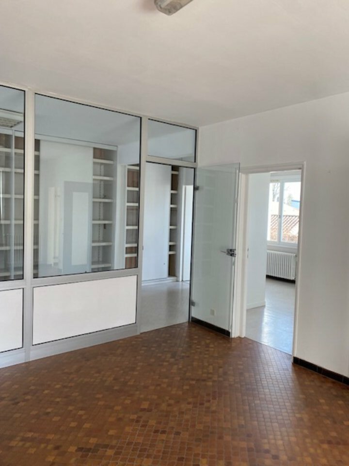 Location-Bureau-64m²-BOUGUENAIS-photo-1