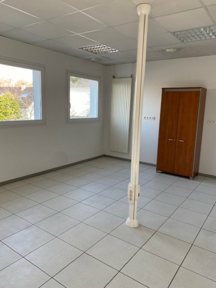 Location-Bureau-100m²-LA CHAPELLE SUR ERDRE-photo-2