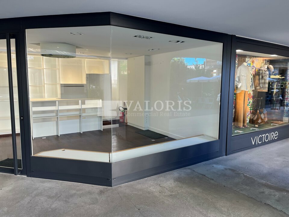 A louer Local commercial  61m² Demi-Quartier