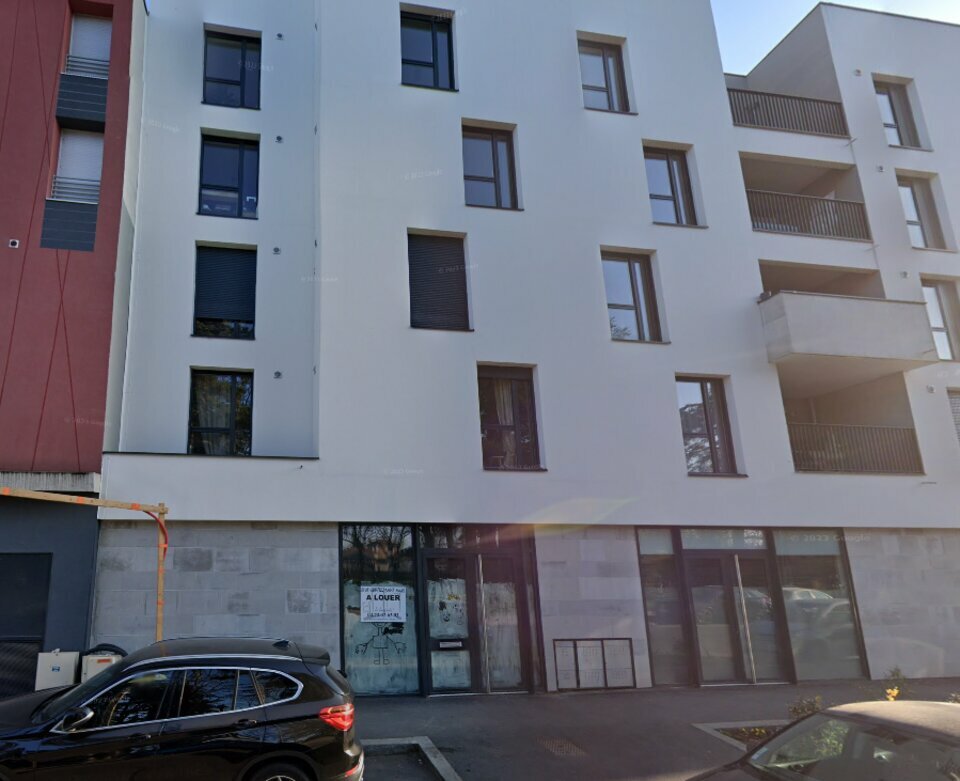 A louer Local commercial  81m² Décines-Charpieu