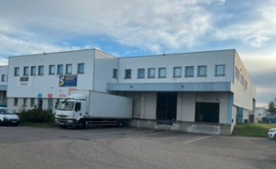 A louer Locaux d'activité 2228m² Genas