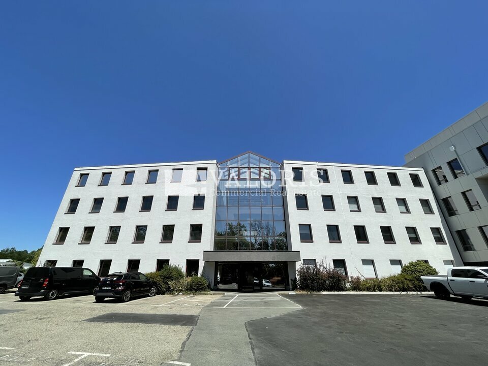 Bureaux à vendre  144 m² à Dardilly, avec 4 stationnements