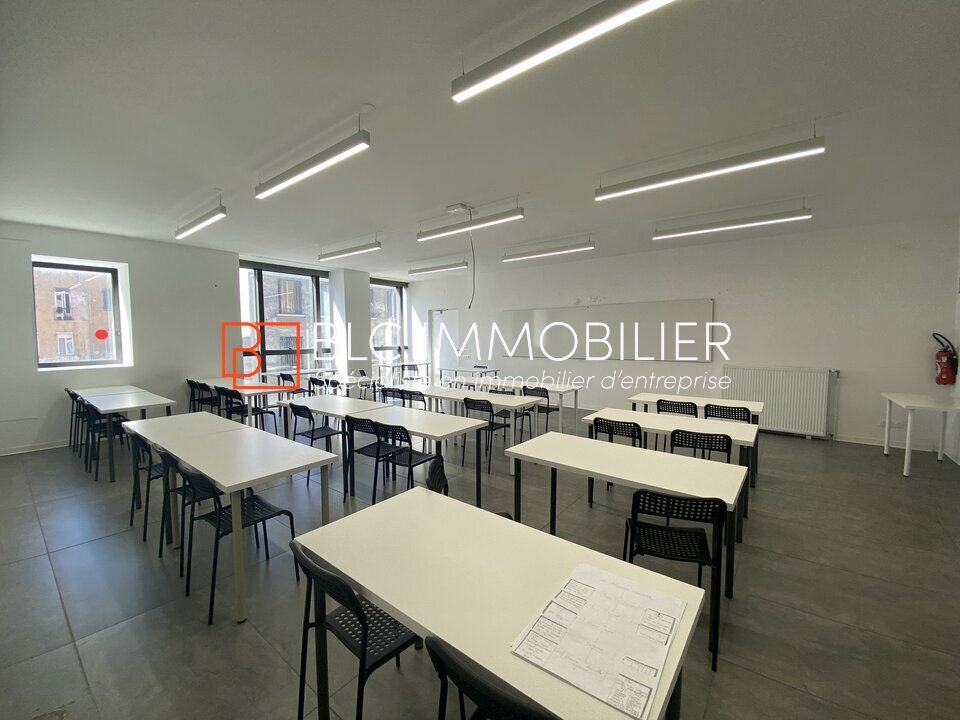 BUREAUX LUMINEUX A LOUER 3ème étage 322 m² LA JOLIETTE 13002