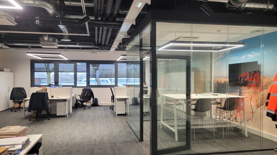 TRES BEAUX BUREAUX RECENTS AVEC PARKING SUR AXE PASSANT.