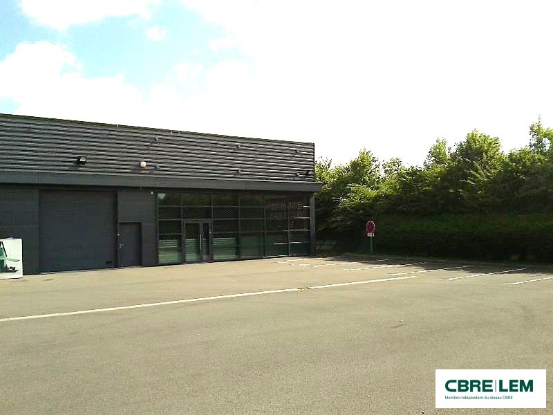 Bâtiment avec beau parking.