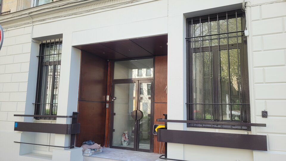 PROCHE GARE SUR AXE PASSANT.