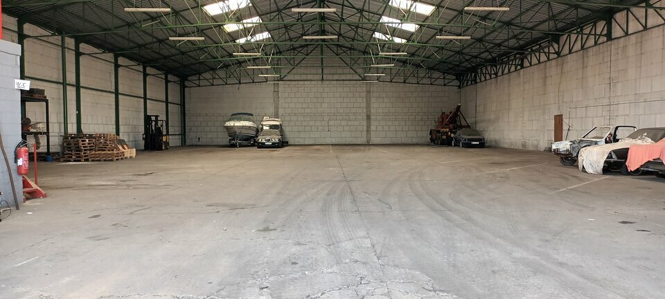 Grand local au cur de la ZI havraise.