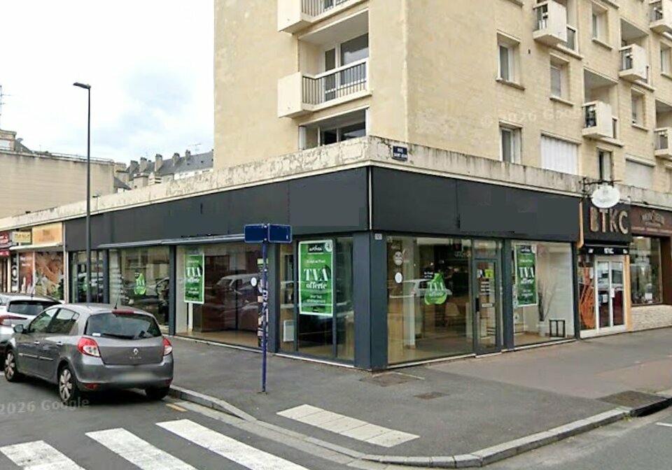 EMPLACEMENT PREMIUM - Axe très passant - grande vitrine en angle.