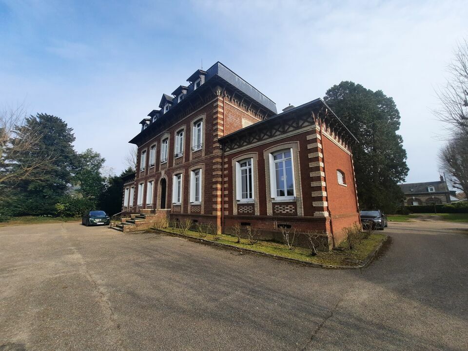 BELLE MAISON DE MAITRE SUR PARC / NOMBREUX PARKINGS.