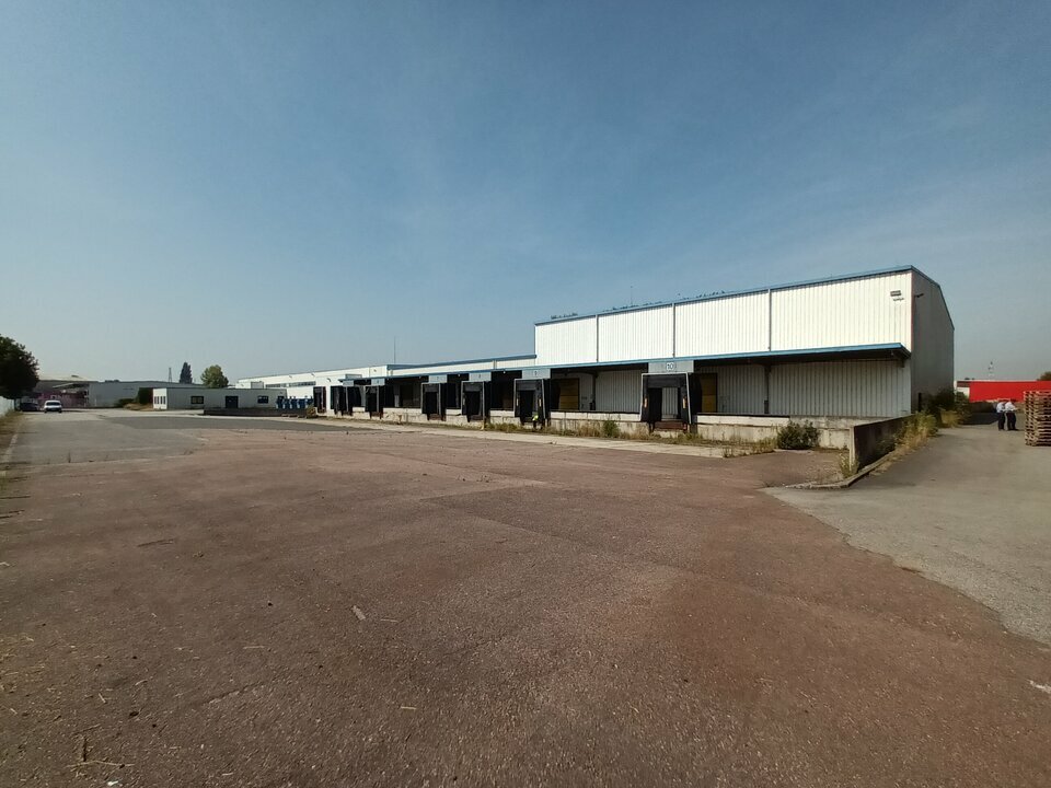 Entrepôt équipé de quais, en pleine propriété.