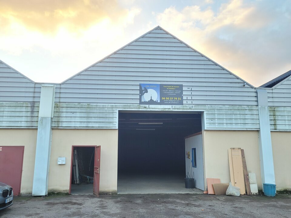 Local dans petite zone artisanale aux portes de Rouen.