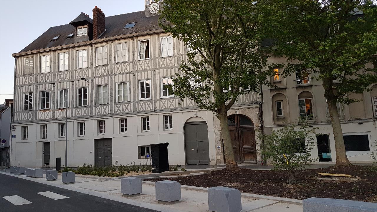 LOCAL ATYPIQUE A LOUER CENTRE-VILLE DE ROUEN PROCHE VIEUX MARCHE.