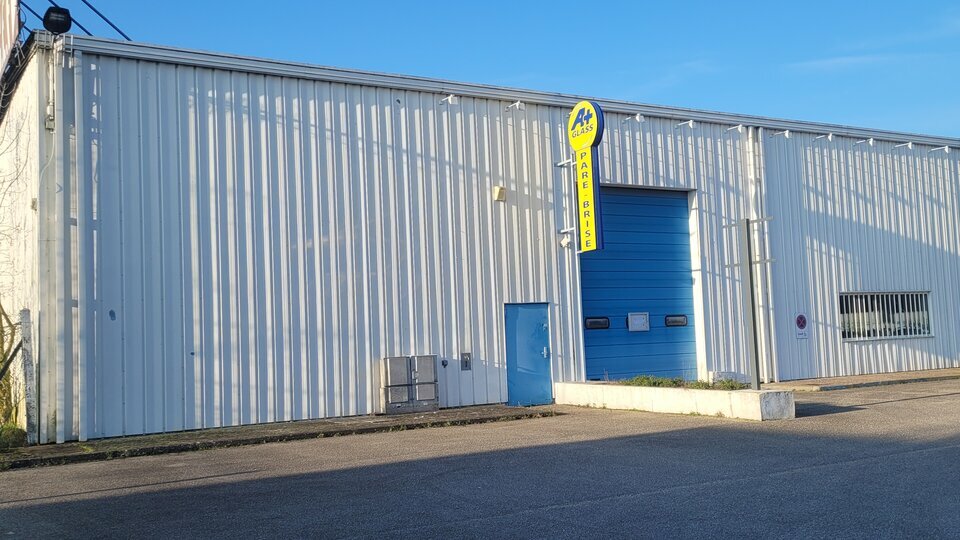 LOCAL D'ACTIVITES OU ARTISANAL.