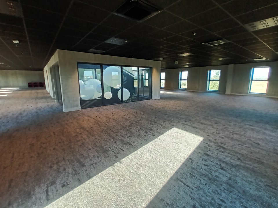 Bureaux neufs et parking sur ZA dynamique.