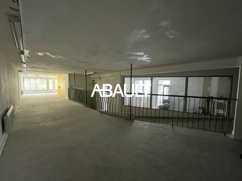 A LOUER ENTRE-SOL D'ENVIRON 160M² SECTEUR JEANNE D ARC