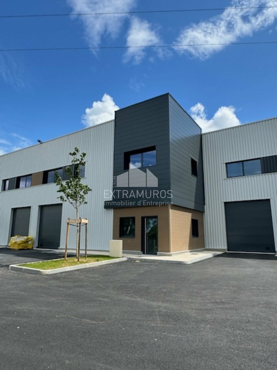 A LOUER LOCAL D'ACTIVITE NEUF 243 m² - LA TOUR DE SALVAGNY