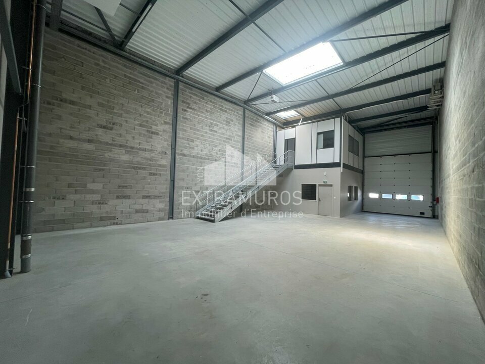 Local d'activités récent de 208m² à Genas 