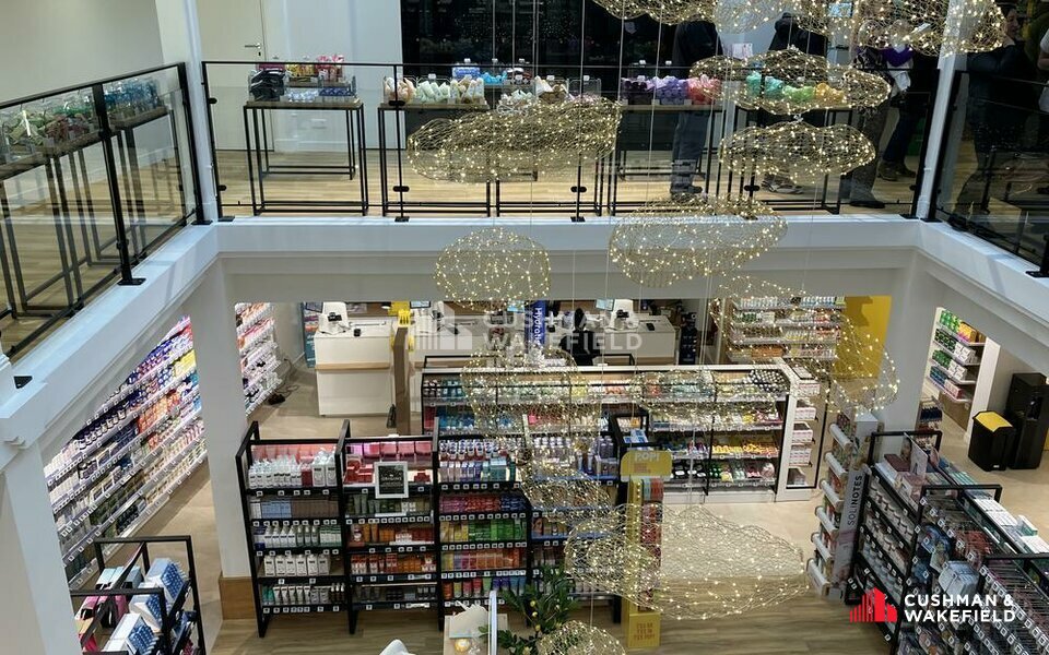 À louer  Cellule commerciale de 900 m²  Secteur Bordeaux Lac