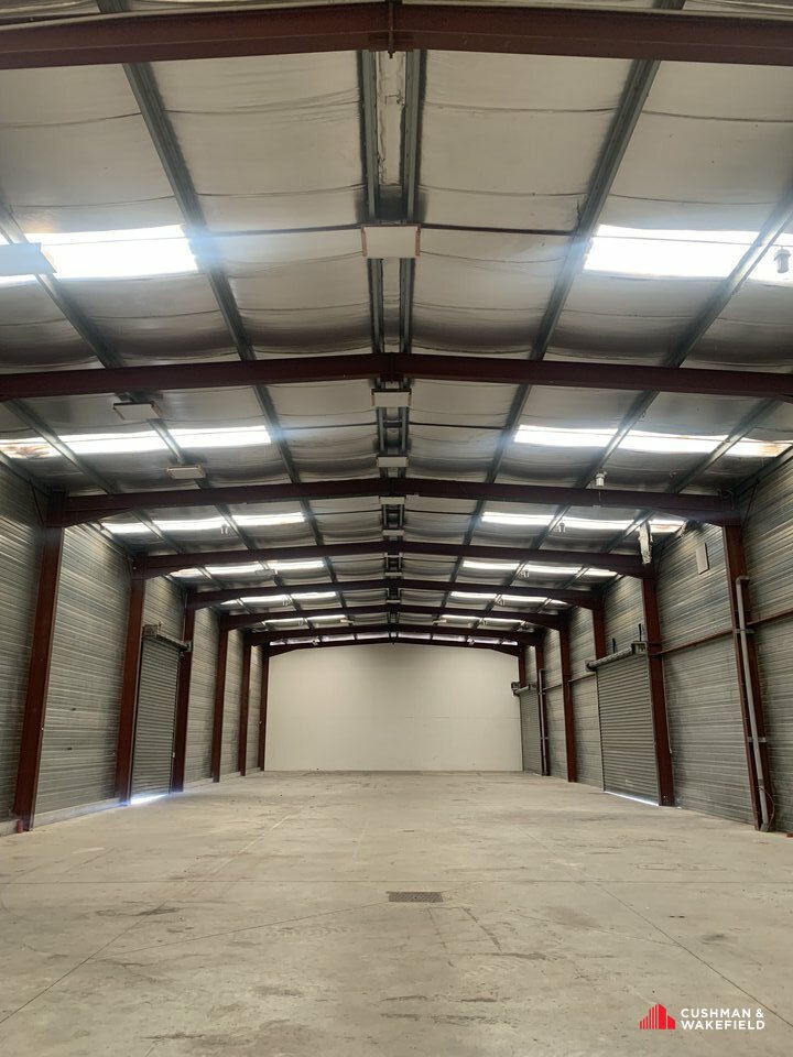 900 m² d'entrepôt et de bureaux à louer à Bègles