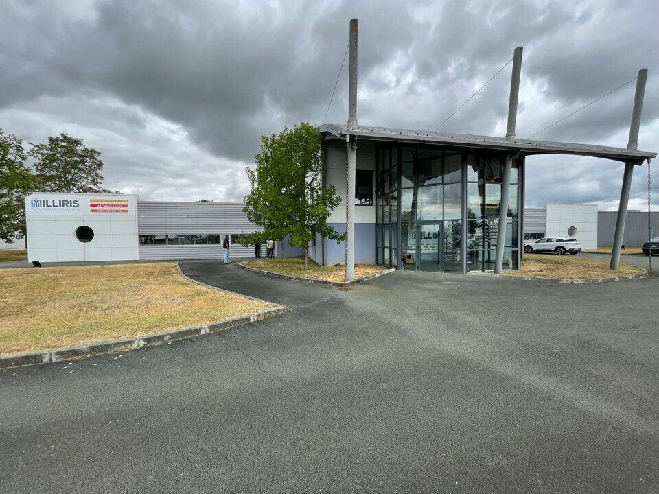 SAINTES - BATIMENT INDUSTRIEL A VENDRE