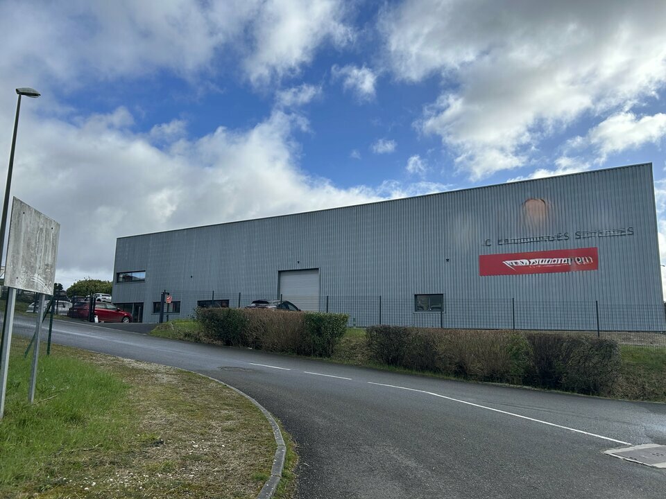 Bâtiment indépendant de 1 300m² 