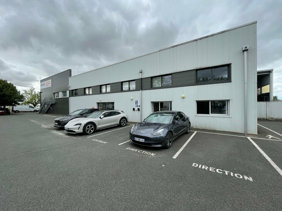 SAINTES - BATIMENT INDUSTRIEL A VENDRE