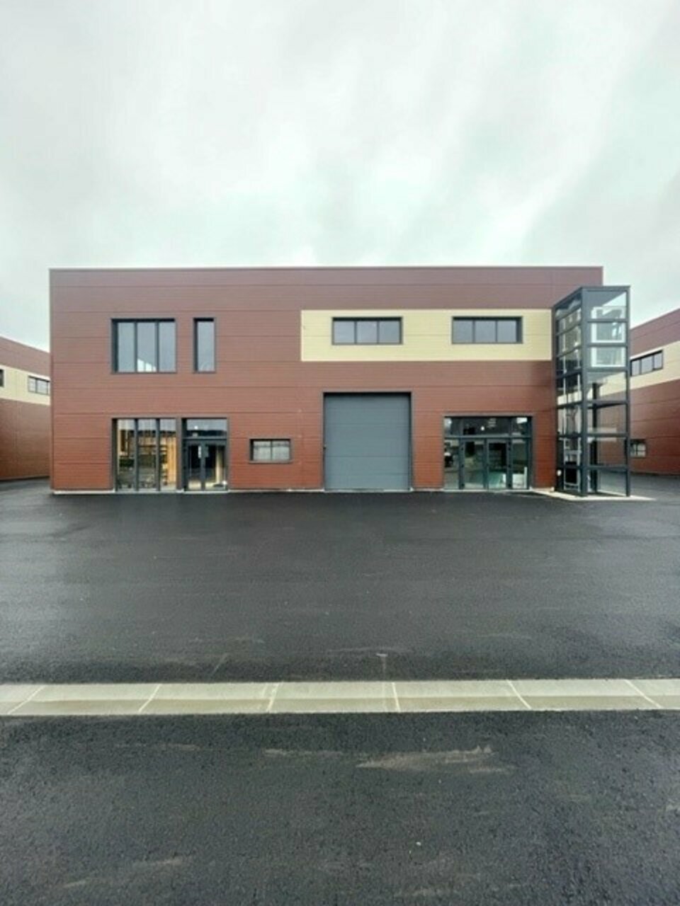 A louer Bureaux et zone de stockage de 360m² environ 