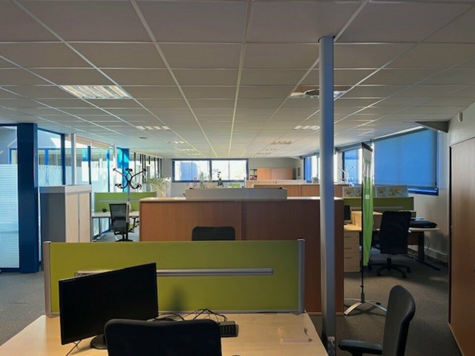 A louer beau plateau de bureaux avec un local d'activités