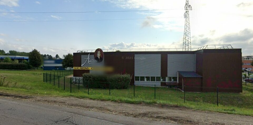 A louer local commercial d'environ 750m² idéalement situé!