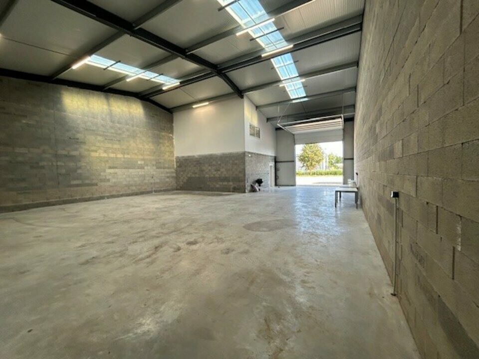 A louer local d'activité de 250m² et 100m² de bureaux 