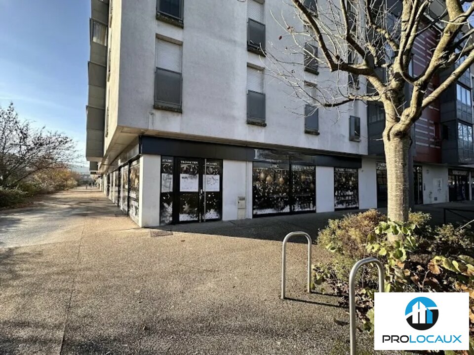 A louer Local commercial  334m² Échirolles