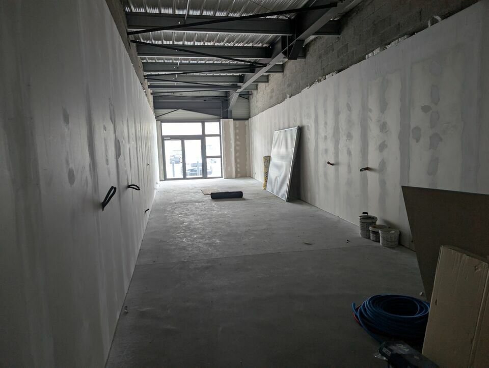 Local commercial à vendre dans une zone tertiaire avec tous services