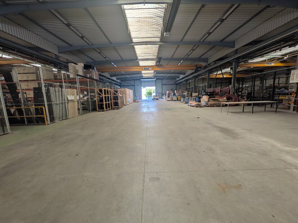 A louer local d'activité/entrepôt avec bureaux d'environ 1730m²