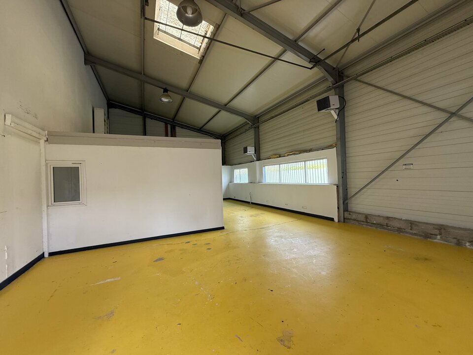A louer Locaux d'activité 240m² Troissereux