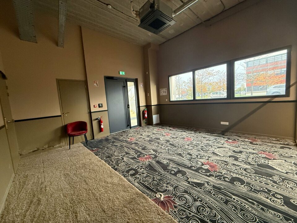 A louer bureaux au RDC d'environ 101,50M² à Isneauville 