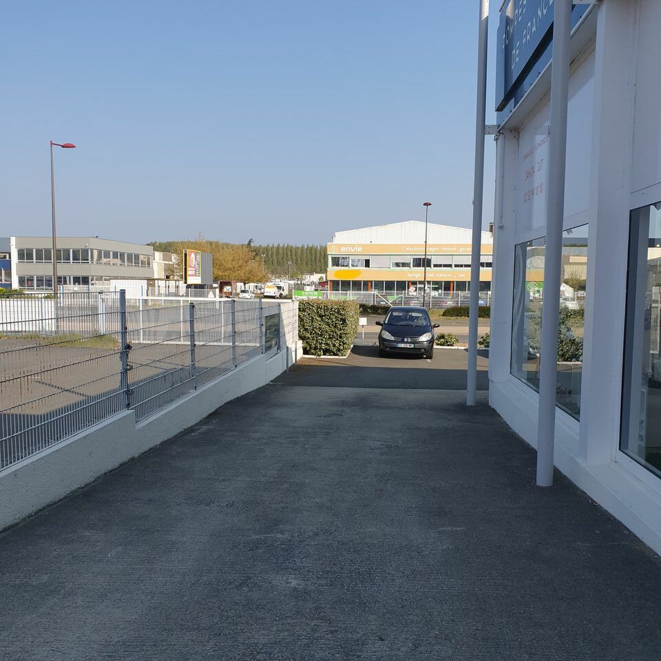 Agrandir la photo Local commercial à louer - 120.0 m2 - 72 - Sarthe