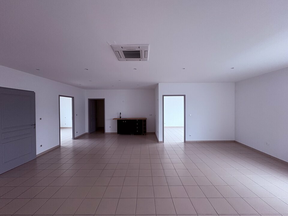 LOCATION BUREAUX ENVIRON 100 M² - COURNON D'AUVERGNE 63800