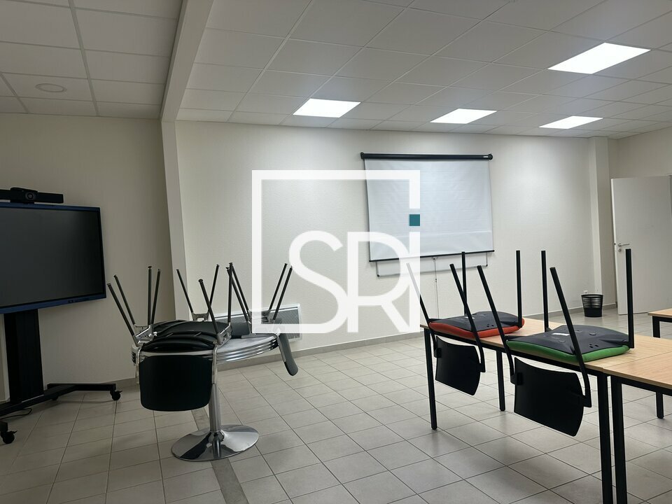 À VENDRE  BUREAUX 122 M²  ZONE DES ANCIZES, CREUZIER-LE-NEUF - 03300