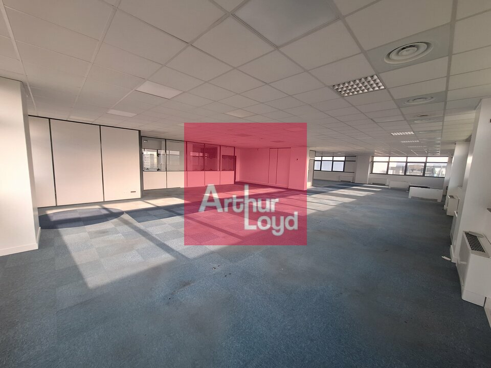 COURNON D'AUVERGNE   A PROXIMITE DU ZENITH A LOUER BUREAUX 295M² 