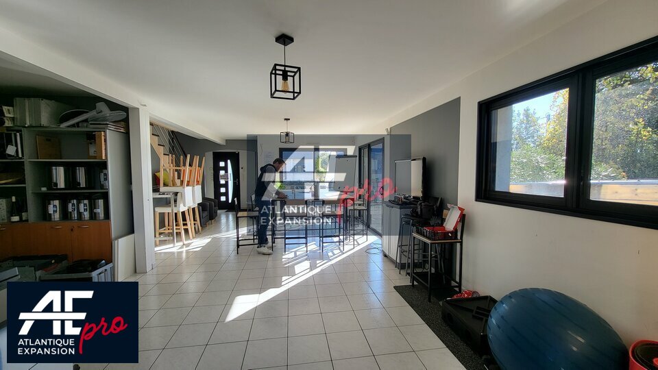 MIXTE ACTIVITES-BUREAUX à LOUER