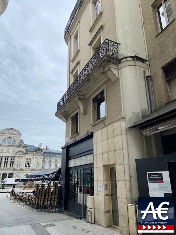 Dans un immeuble d’excellente facture en plein cur de la ville d’Angers, nous vous  proposons une surface de bureaux de 118 M², proche tous commerce avec stationnements publics, et à proximité immédiate du tramway