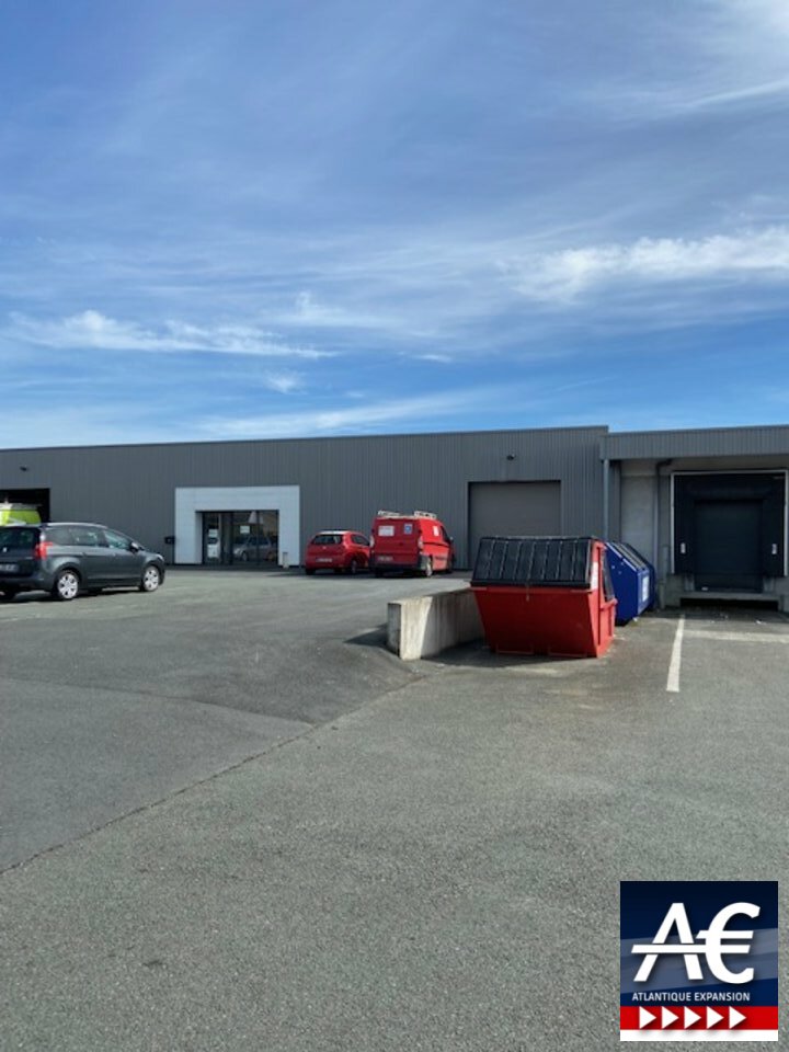 Situé sur la ZI de Saint Barthélémy d’Anjou, nous vous proposons une surface de 37 m² de bureaux, au premier étage d’un immeuble.
