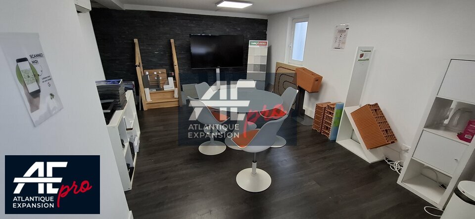 Bureaux avec vitrine à LOUER