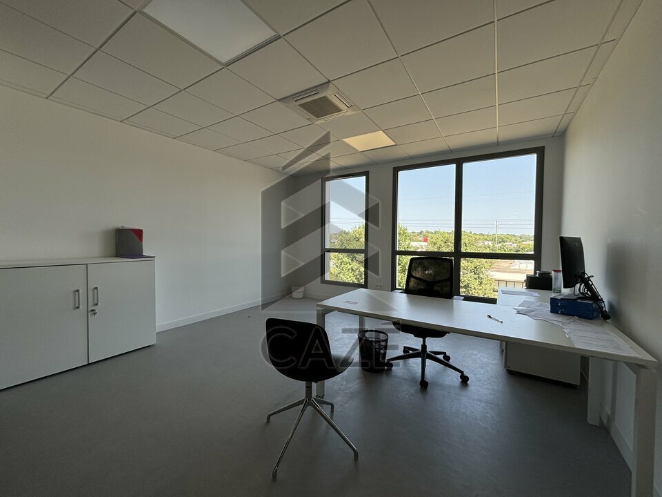 BUREAUX NEUFS A LOUER ARTIGUES