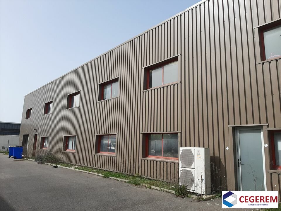 A VAUX-LE-PENIL, 270 M2 LOCAL  A LOUER