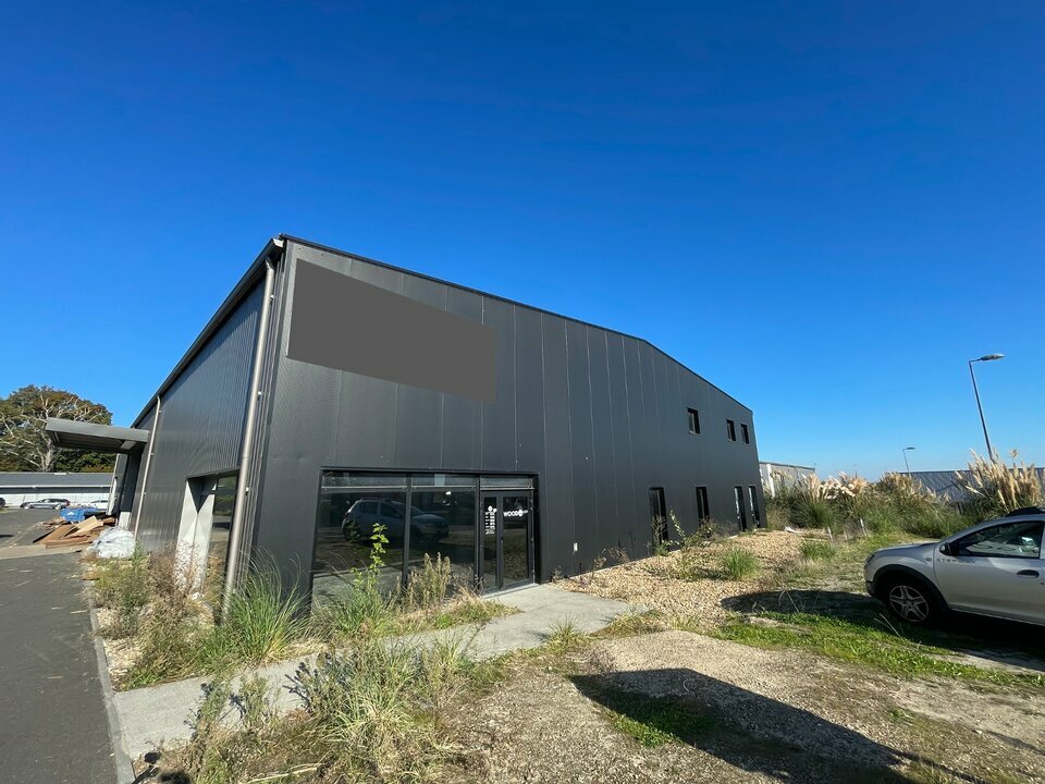 A louer Locaux d'activité 1689m² Saint-Loubès