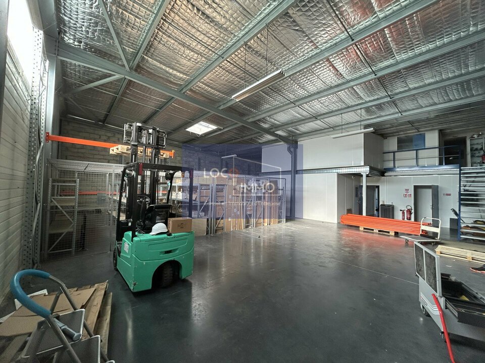 A louer Locaux d'activité 461m² Yvrac