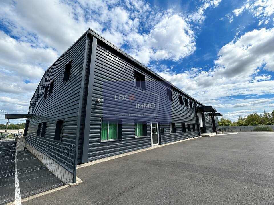 A louer Locaux d'activité 1180m² Yvrac