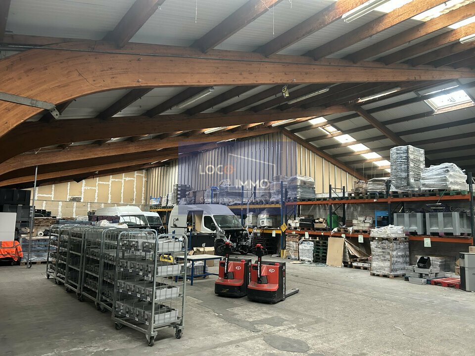 A louer Locaux d'activité 1050m² Gradignan